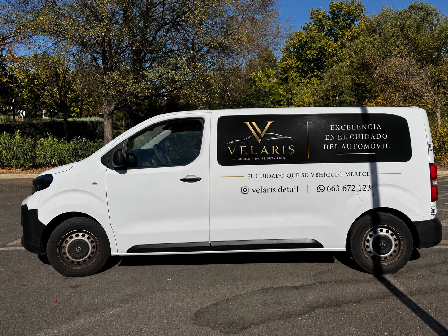 La furgoneta de VELARIS, una Opel Vivaro blanca rotulada en negro y dorado, aparcada de lado.